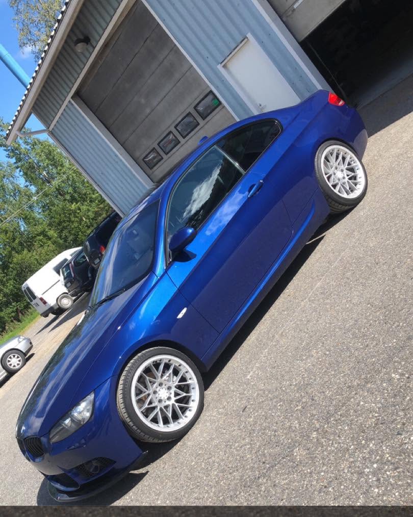 Auto AutoFixin hallin edustalla Joensuussa